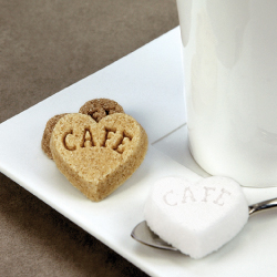 CAFEのロゴが入ったコーヒーにピッタリなハート型の角砂糖