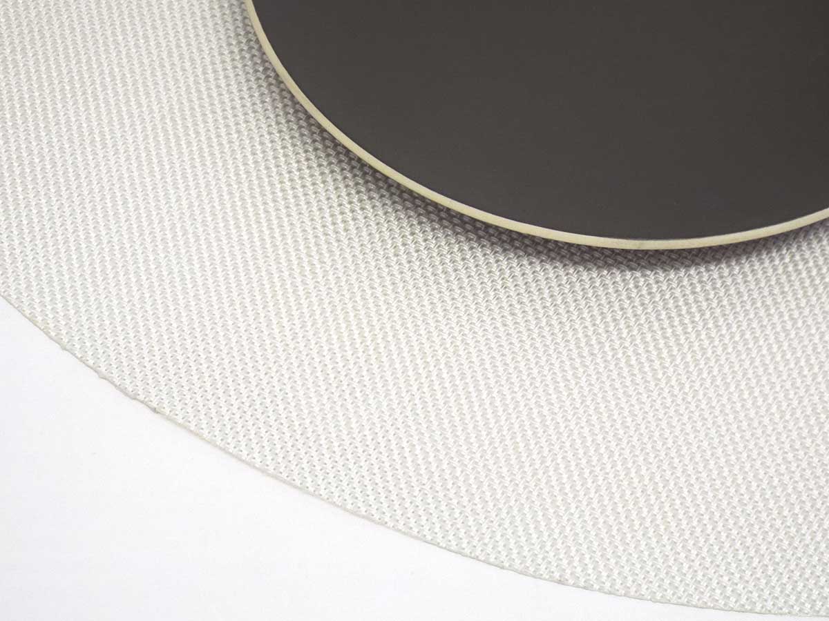 チルウィッチのテーブルランナー・バスケットウィーブ柄の楕円形のホワイト色
