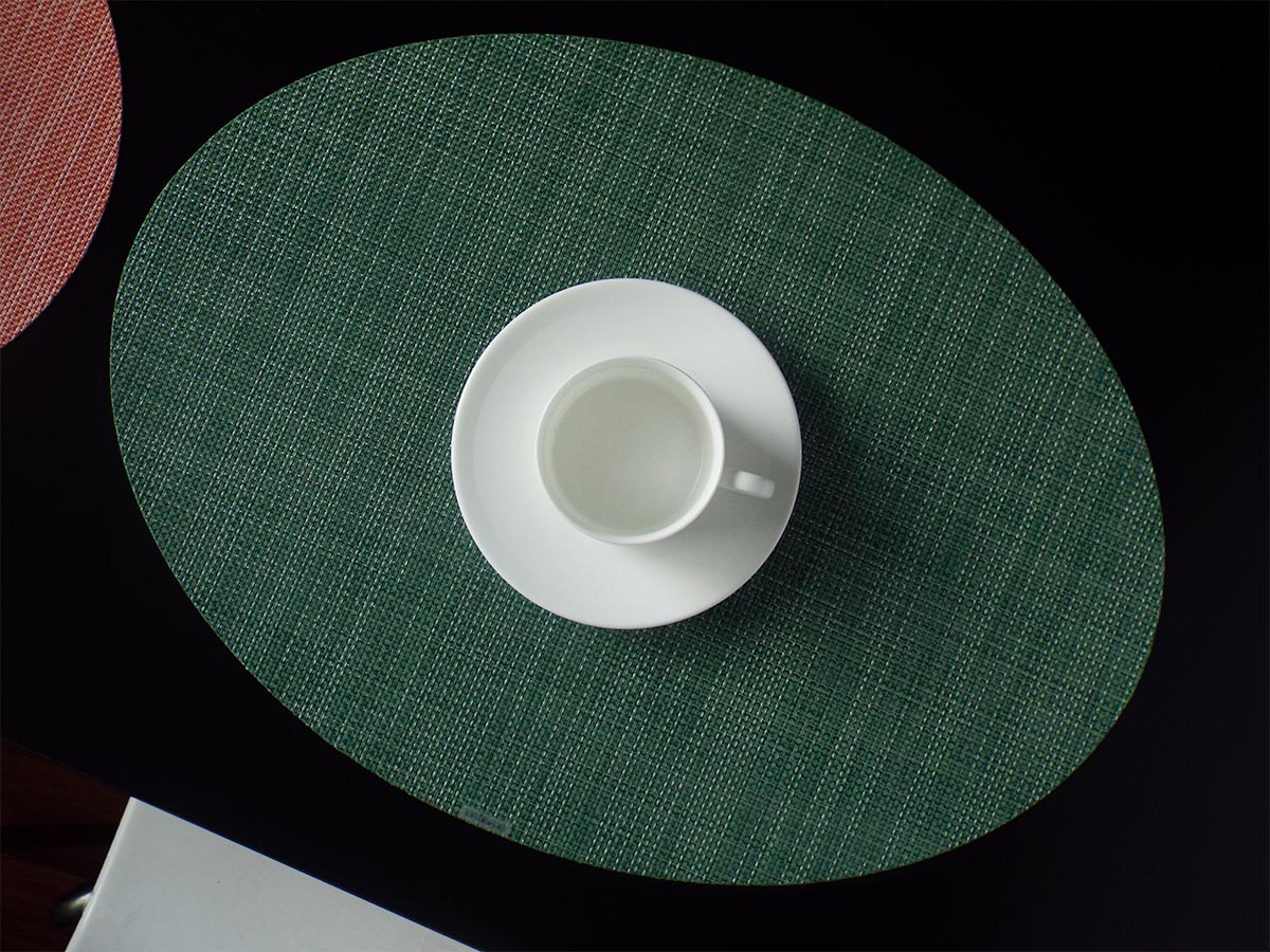 チルウィッチのテーブルランナー・バスケットウィーブ柄の楕円形のアイビー色