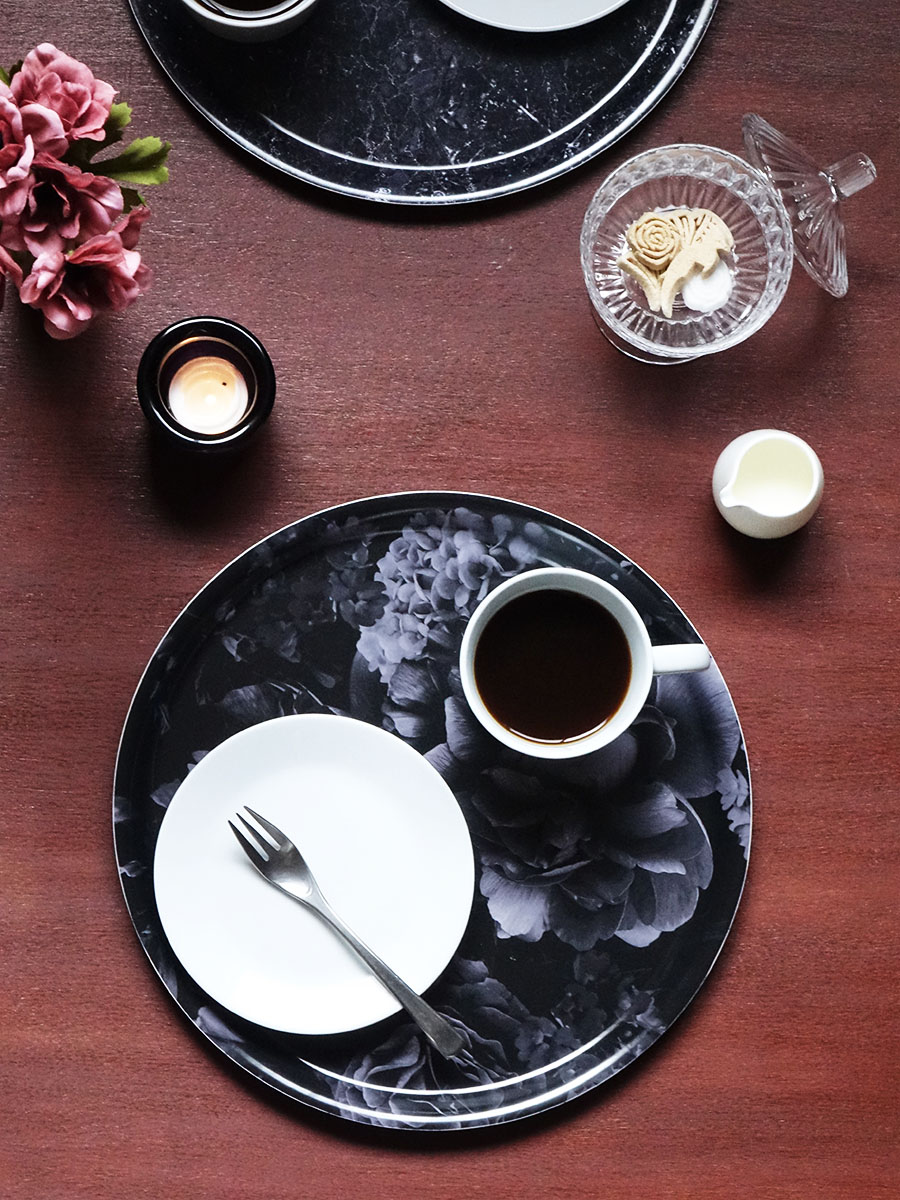 カフェ　ブランチ　スウェーデン製　北欧　黒の花柄　ブラック　トレイ　お盆　木製　円形