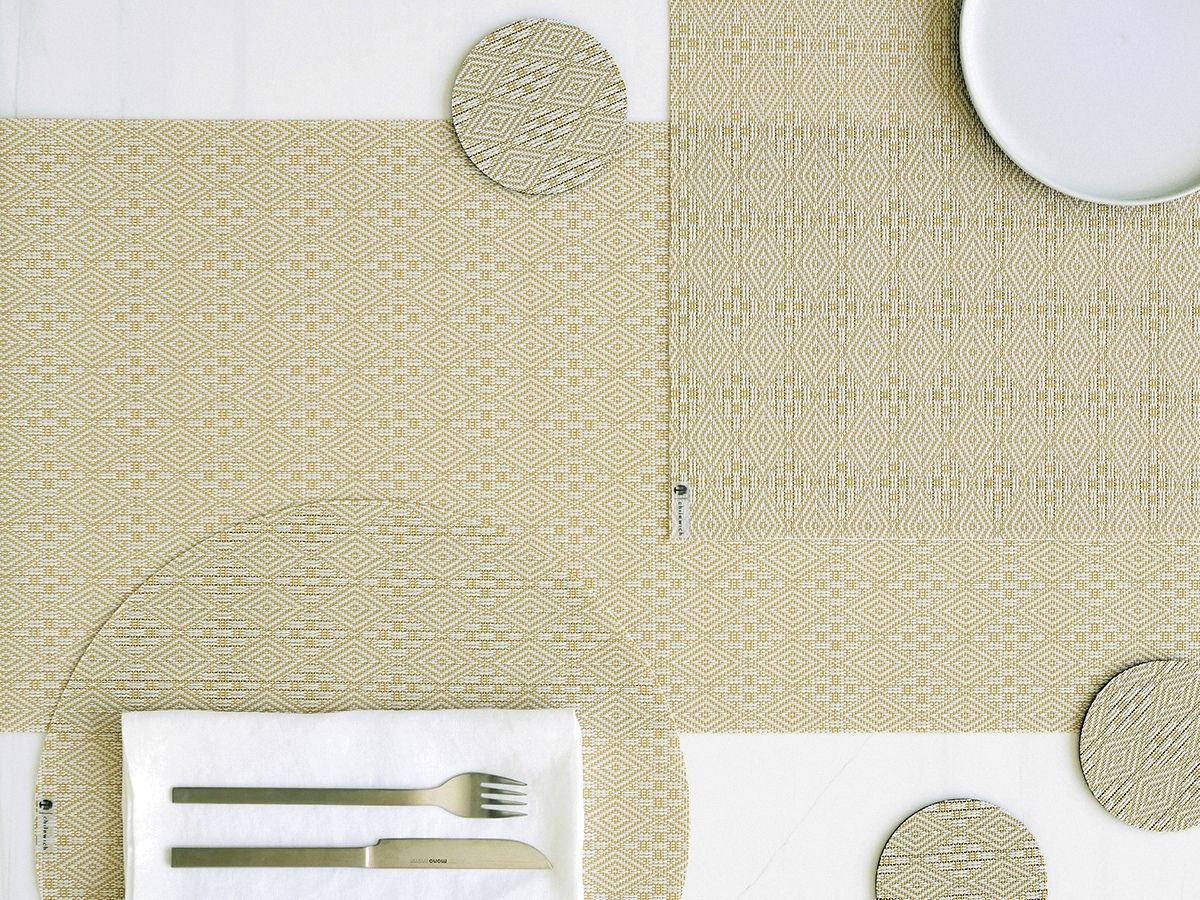 チルウィッチのテーブルランナー・ボックスウッド柄のウィート色