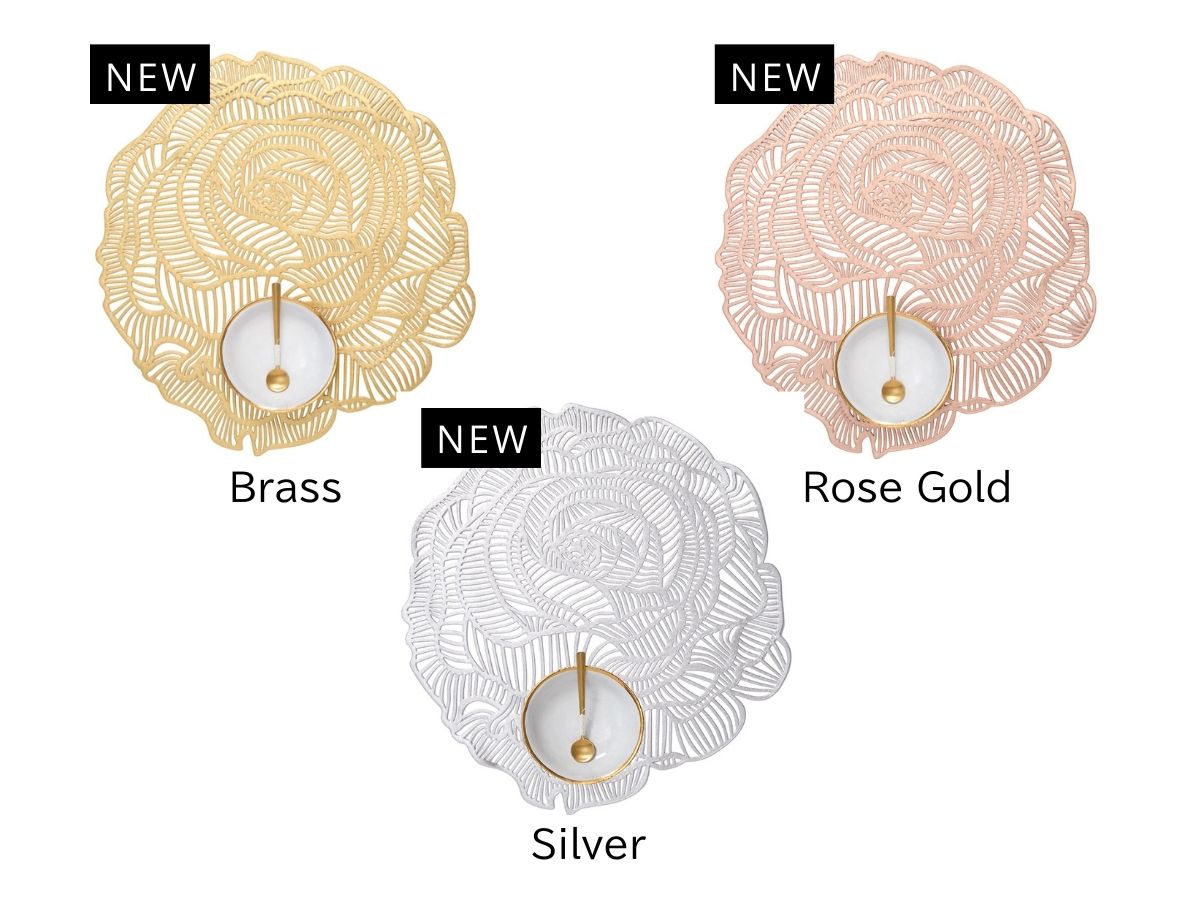 ダリア・ランチョンマットとテーブルランナーのセッティング