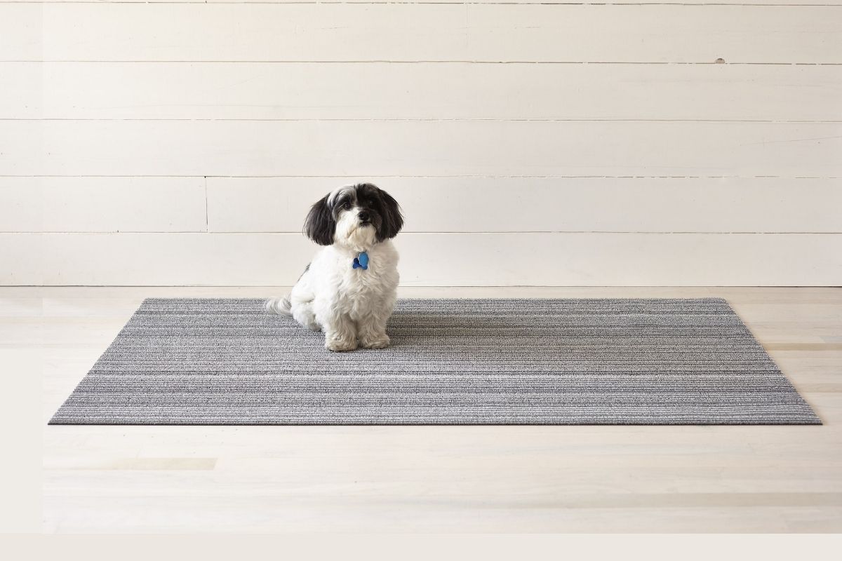 玄関をおしゃれに彩るグレーの玄関マット