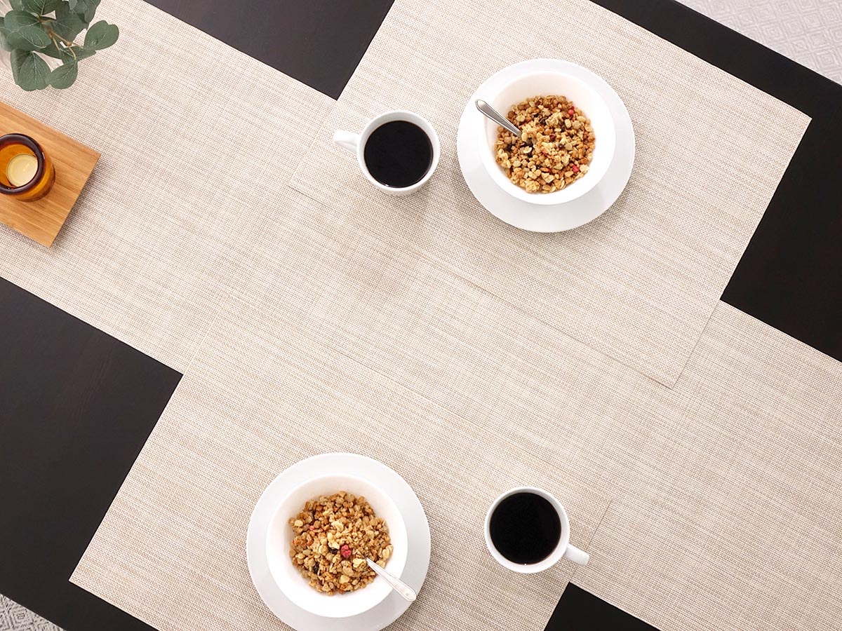 ミニバスケットウィーブ・パーチメントのランチョンマットとテーブルランナーのコーディネート