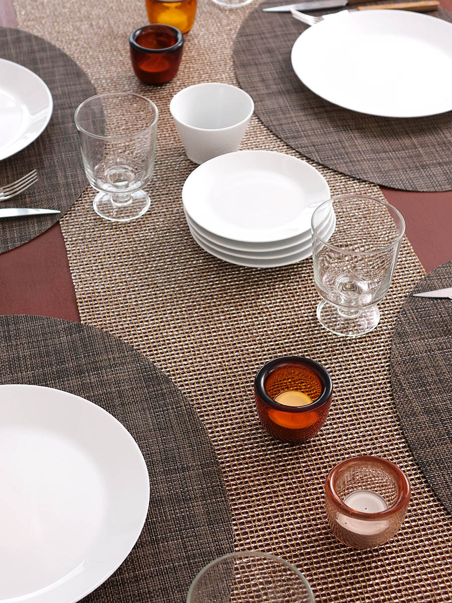 ラティスゴールドのテーブルランナーと楕円形の茶色のランチョンマットとのコーディネート