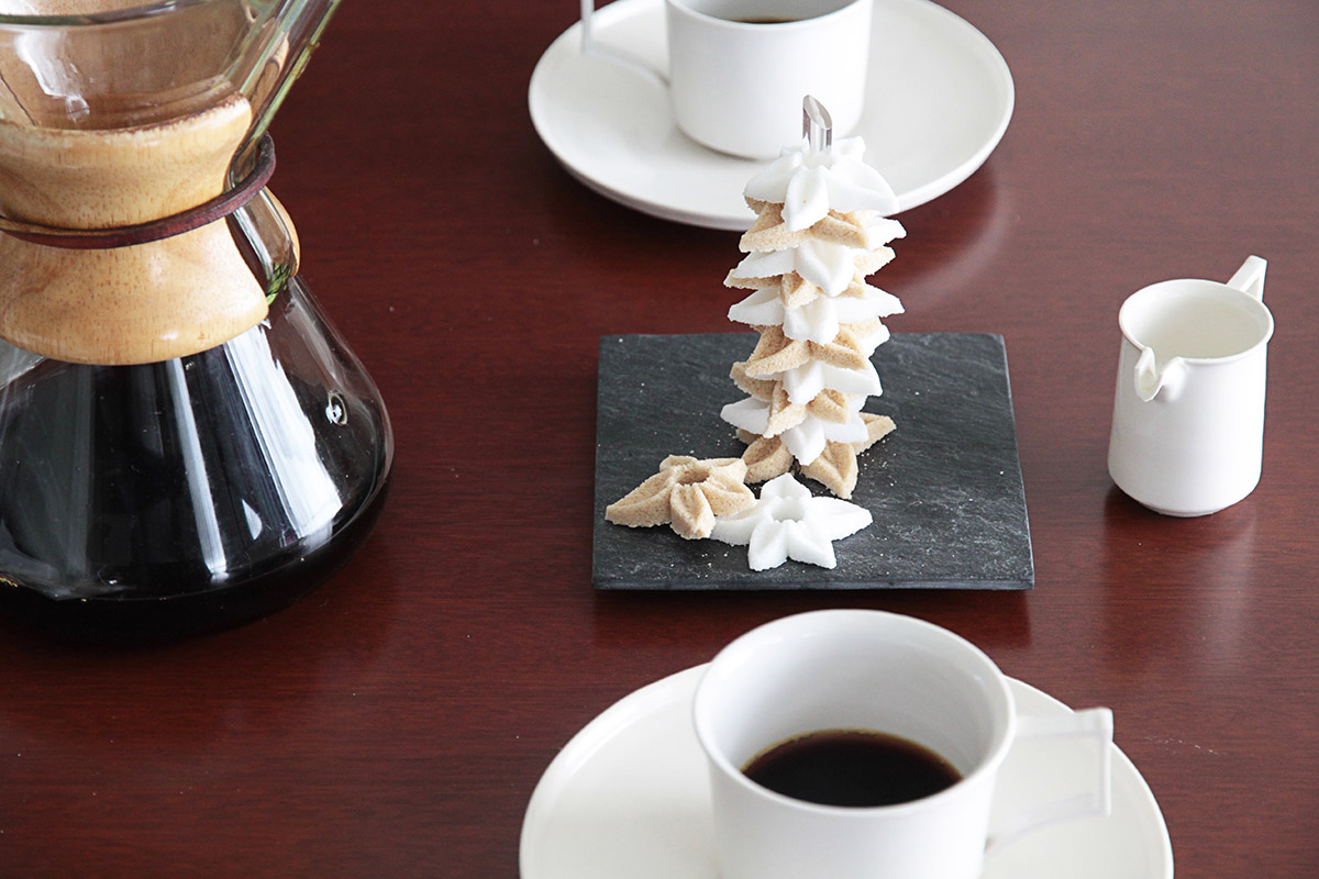 コーヒーと花を積み上げたようなデザインの角砂糖によりカフェタイム