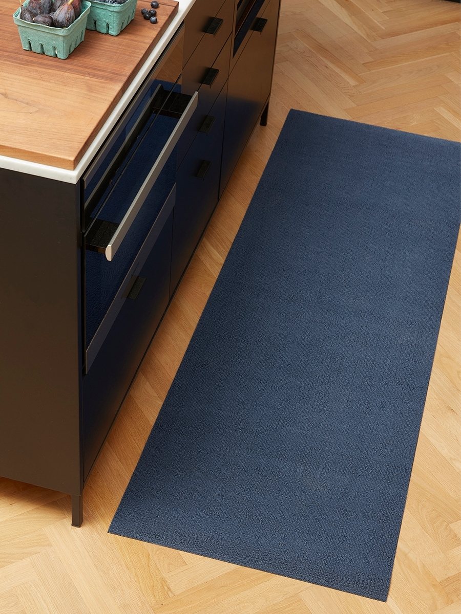 チルウィッチキッチンマットのコーディネート ソリッド インディゴ ブルー