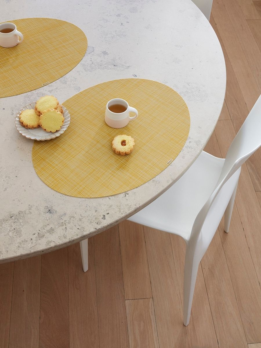 サイドテーブルに合わせたベージュの楕円形のチルウィッチのランチョンマット ミニバスケットウィーブ オークル色 イエロー