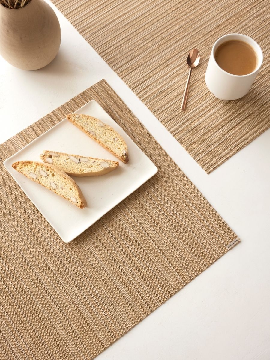 白のテーブルに合わせた濃淡の茶色のストライプのチルウィッチのランチョンマット