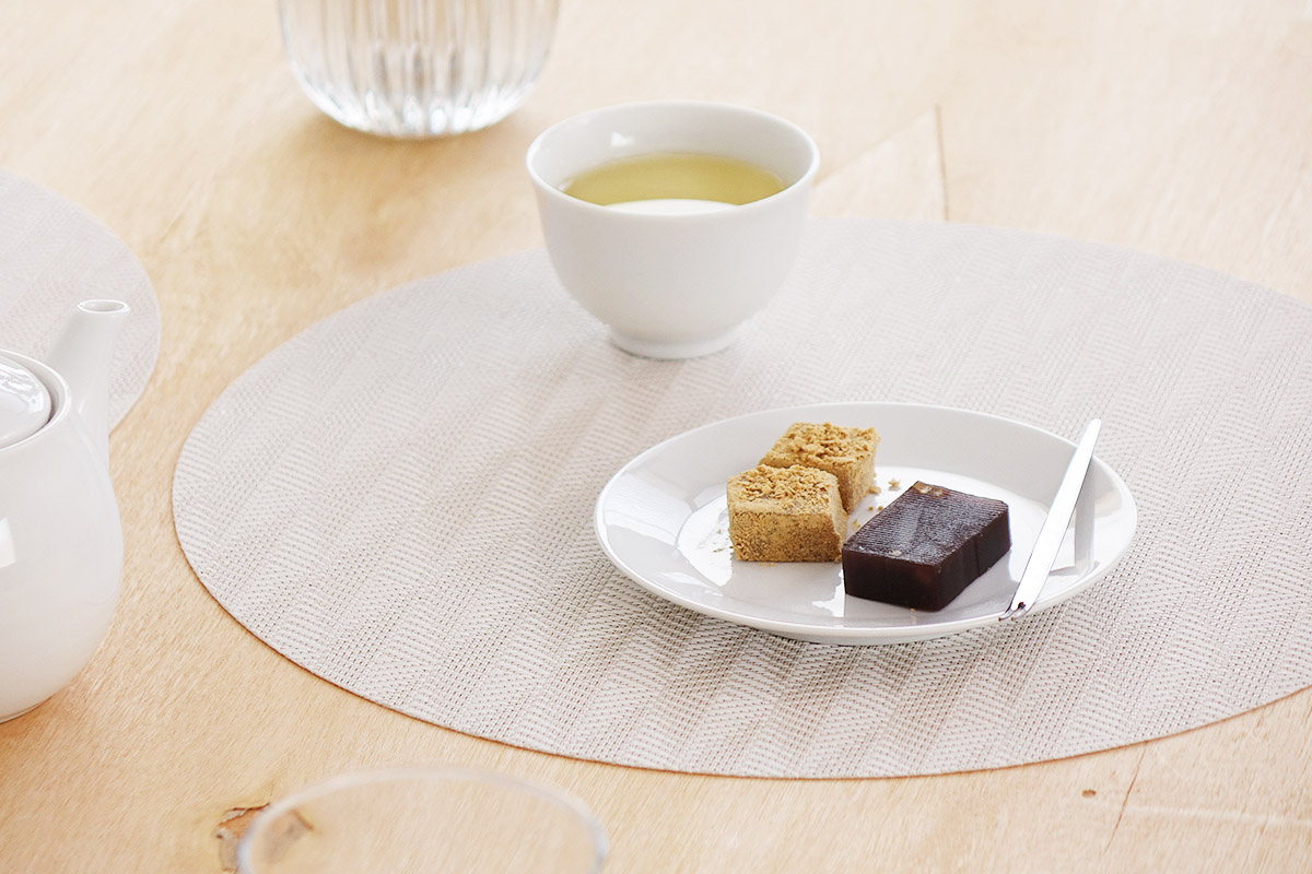 新茶と和菓子のティータイムに使いやすい円形のランチョンマット