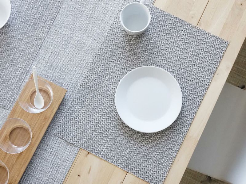 茅葺き屋根の織り方のライトグレイのランチョンマット