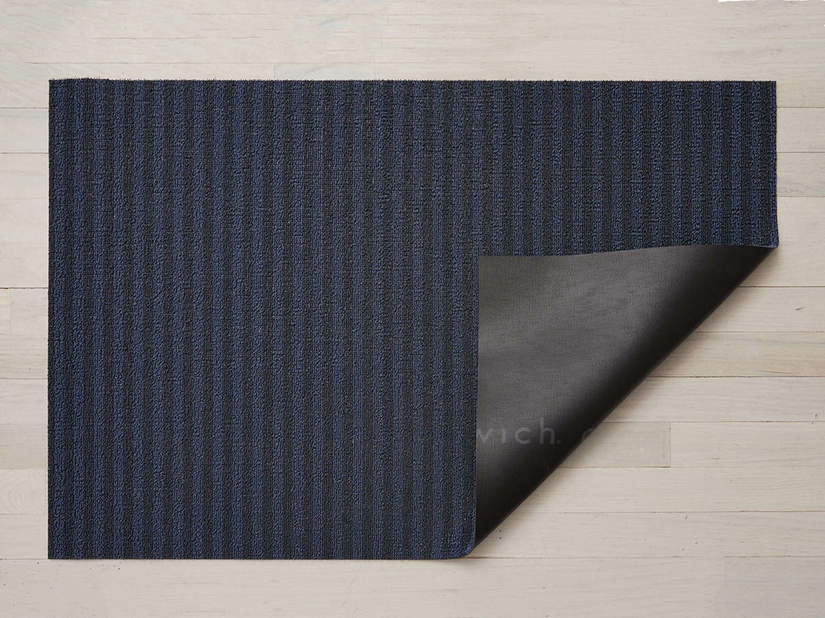 チルウィッチの玄関マットのBretonStripe柄の61×91cm、黒と青のボーダーのBlueberry