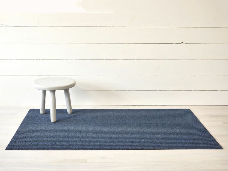 チルウィッチの玄関マットのBretonStripe柄の91×152cm、黒と青のボーダーのBlueberry