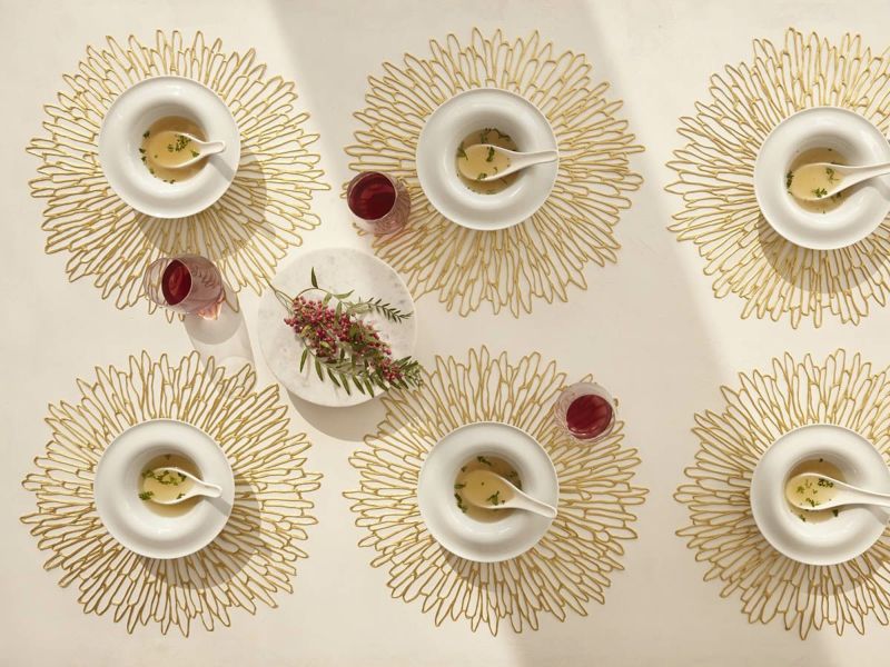発色のよいゴールドで花びらを模ったのチルウィッチの円形ランチョンマット