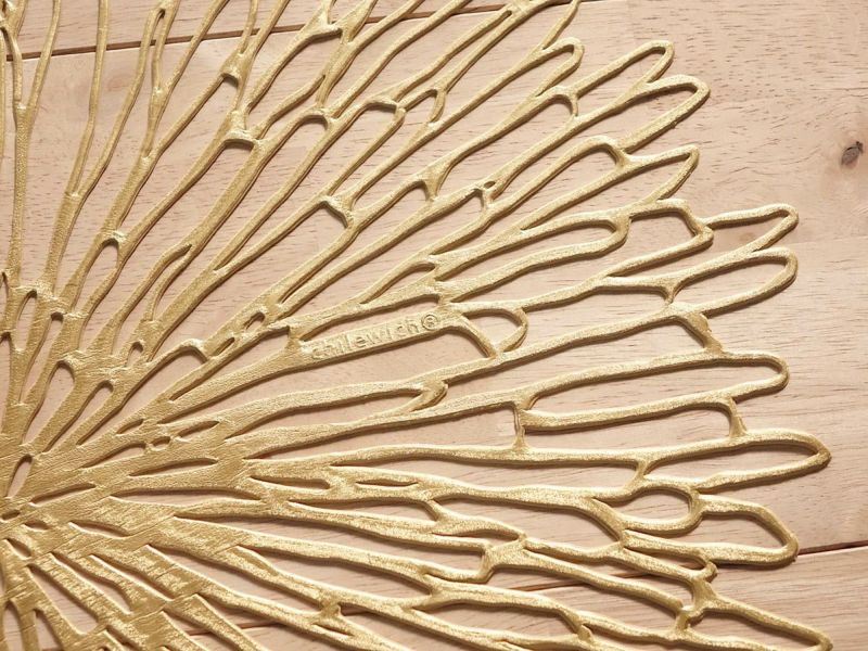 発色のよいゴールドで花びらを模ったのチルウィッチの円形ランチョンマット