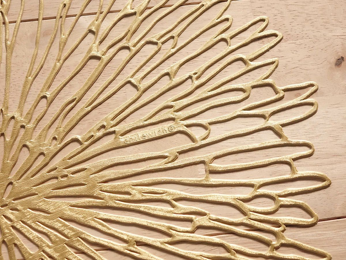 発色のよいゴールドで花びらを模ったのチルウィッチの円形ランチョンマット