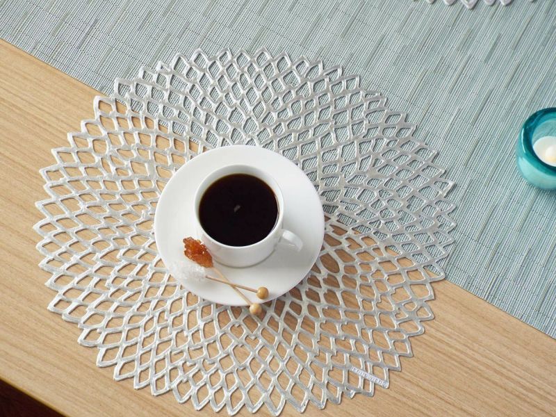 発色のよいシルバーでダリアの花を模ったのチルウィッチの円形ランチョンマット