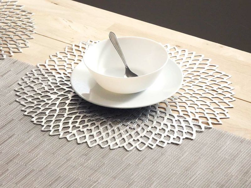 発色のよいシルバーでダリアの花を模ったのチルウィッチの円形ランチョンマット