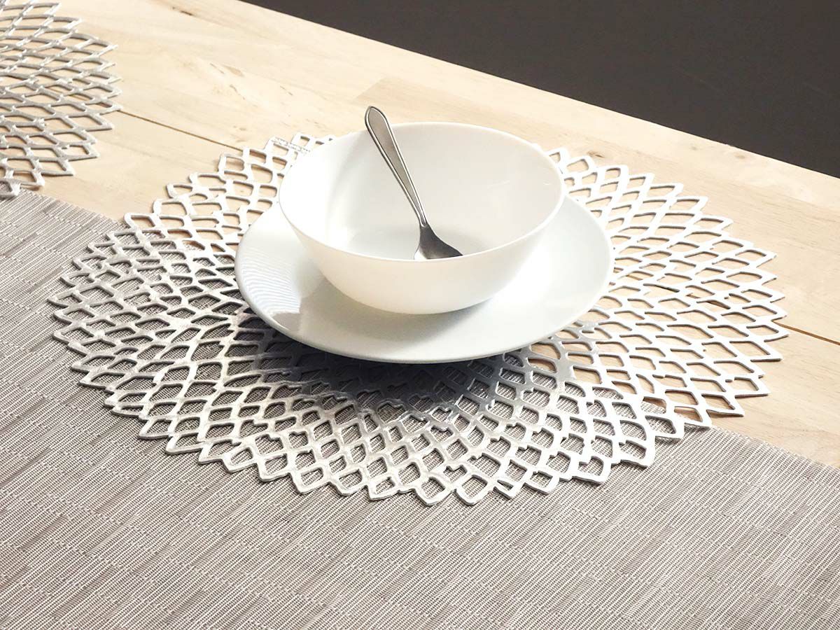 発色のよいシルバーでダリアの花を模ったのチルウィッチの円形ランチョンマット