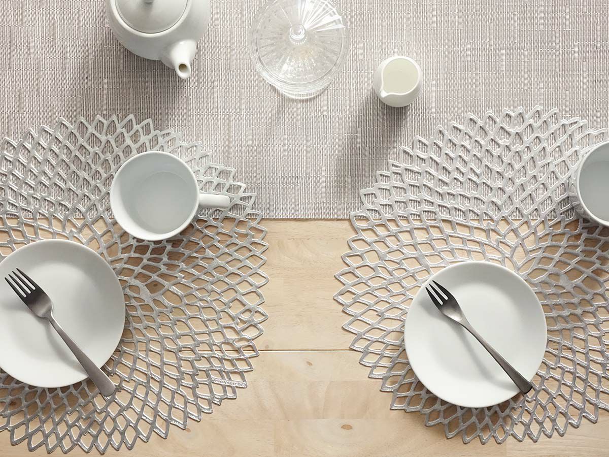 発色のよいシルバーでダリアの花を模ったのチルウィッチの円形ランチョンマットとグレーシルバーのストライプのテーブルランナーでコーディネートした食卓