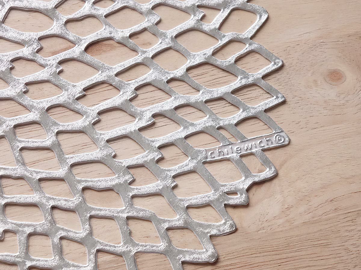 発色のよいシルバーでダリアの花を模ったのチルウィッチの円形ランチョンマット