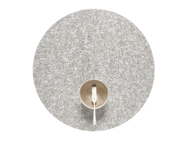 チルウィッチの丸型のランチョンマットの中で最もラグジュアリーなレースの繊細さと金属光沢を兼ね備えたシルバーのデザイン