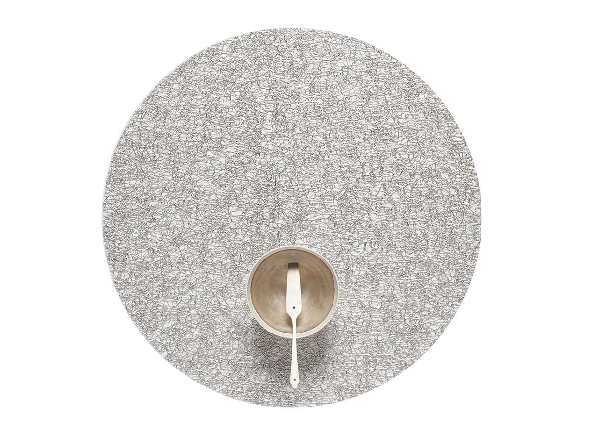 チルウィッチの丸型のランチョンマットの中で最もラグジュアリーなレースの繊細さと金属光沢を兼ね備えたシルバーのデザイン