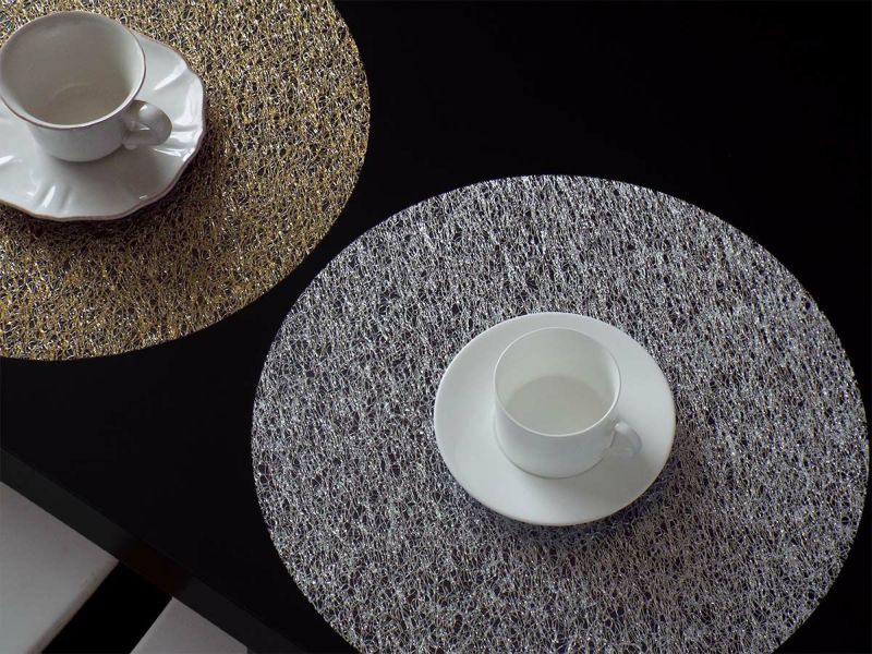 チルウィッチの丸型のランチョンマットの中で最もラグジュアリーなレースの繊細さと金属光沢を兼ね備えたシルバーのデザイン