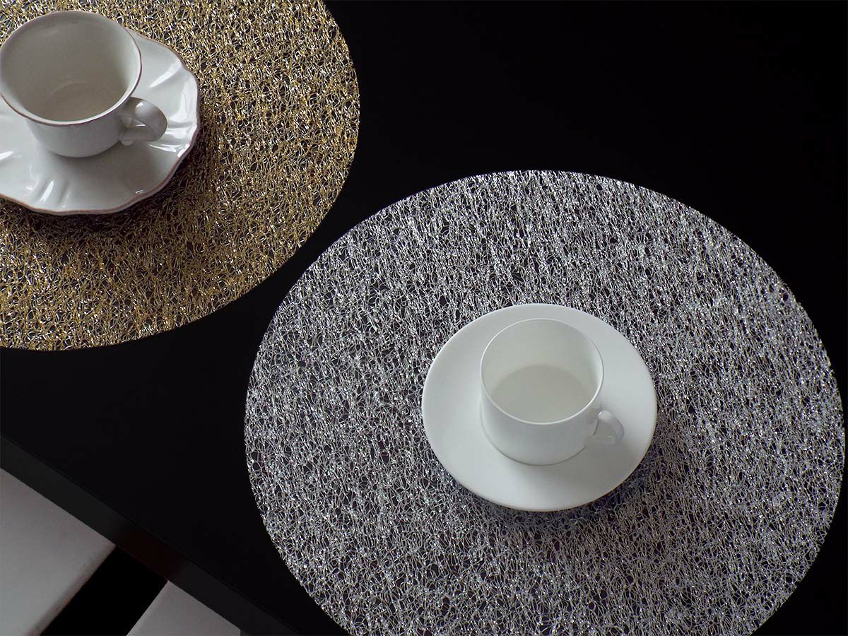 チルウィッチの丸型のランチョンマットの中で最もラグジュアリーなレースの繊細さと金属光沢を兼ね備えたシルバーのデザイン