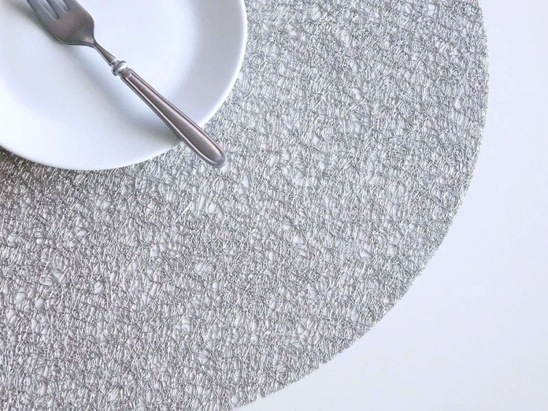 チルウィッチの丸型のランチョンマットの中で最もラグジュアリーなレースの繊細さと金属光沢を兼ね備えたシルバーのデザイン