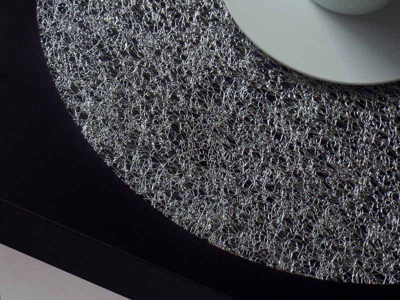  チルウィッチの長方形のランチョンマットの中で最もラグジュアリーなレースの繊細さと金属光沢を兼ね備えたシルバーのデザイン