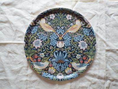 スウェーデン製トレイ　38cm ウィリアムモリス　ストロベリーシーフ おしゃれに食事もできる木製トレー｜ウィリアムモリス・いちご泥棒