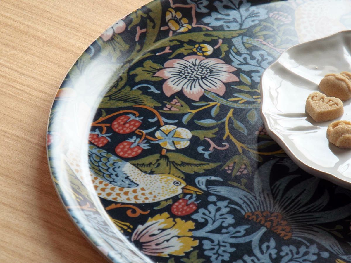 おしゃれに食事もできる木製トレー｜ウィリアムモリス・いちご泥棒