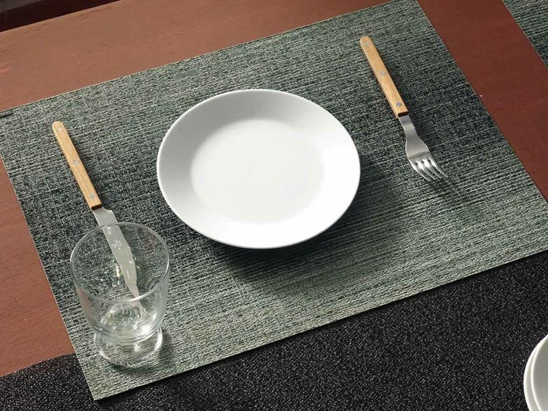 茶色のテーブルに合わせたグリーンの濃淡の絣のグラデーションのランチョンマットと黒のテーブルランナー