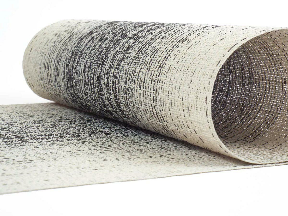 アイボリーとチャコールグレイの絣のグラデーションのランチョンマット