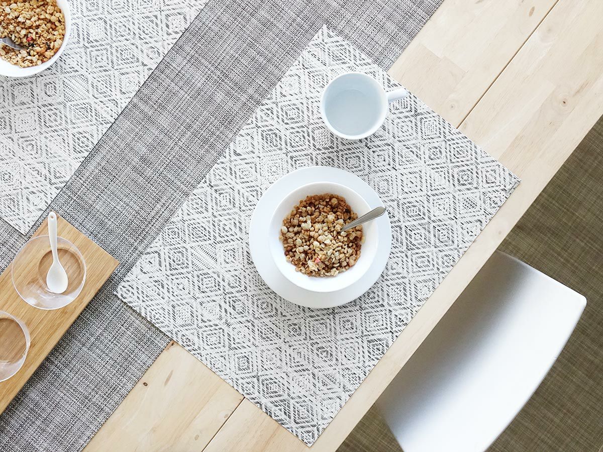 絣のダイヤモンドパターンのモノトーンのランチョンマット