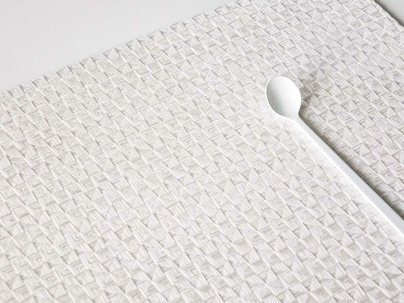 白のテーブルに映える真珠のような光沢のある白色で多面体のテクスチャーの長方形のランチョンマット