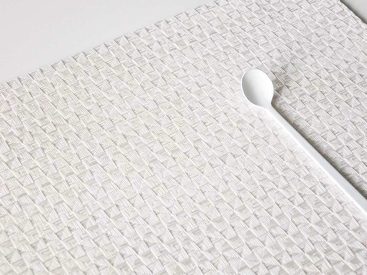 白のテーブルに映える真珠のような光沢のある白色で多面体のテクスチャーの長方形のランチョンマット