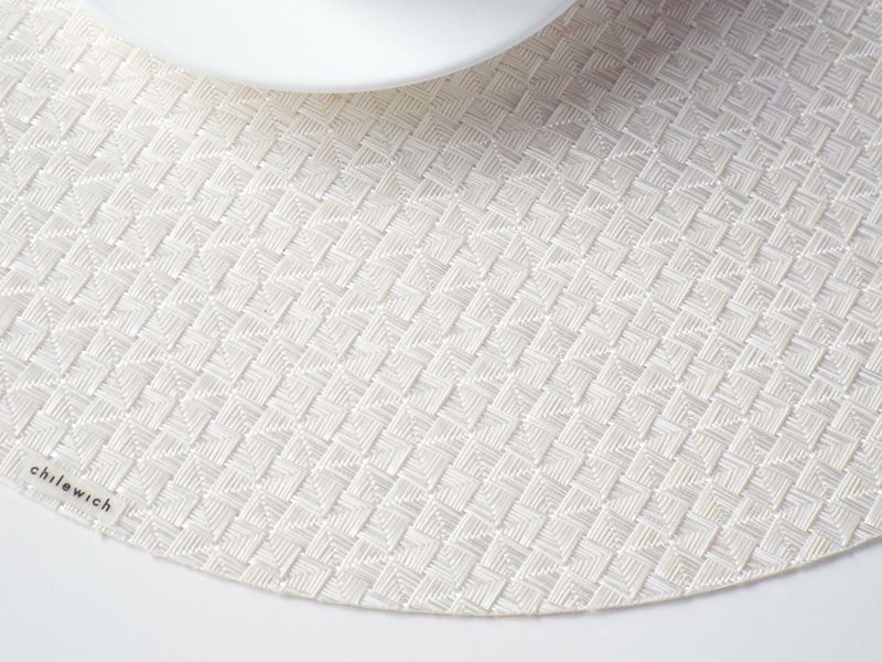 真珠のような光沢のある白色で多面体のテクスチャーの円形ランチョンマット