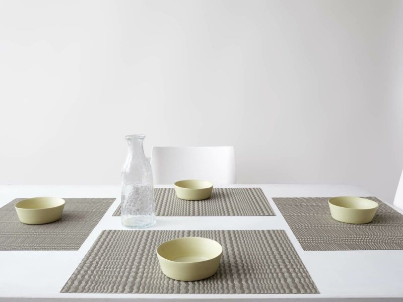 グレイのウネリのあるストライプのランチョンマット