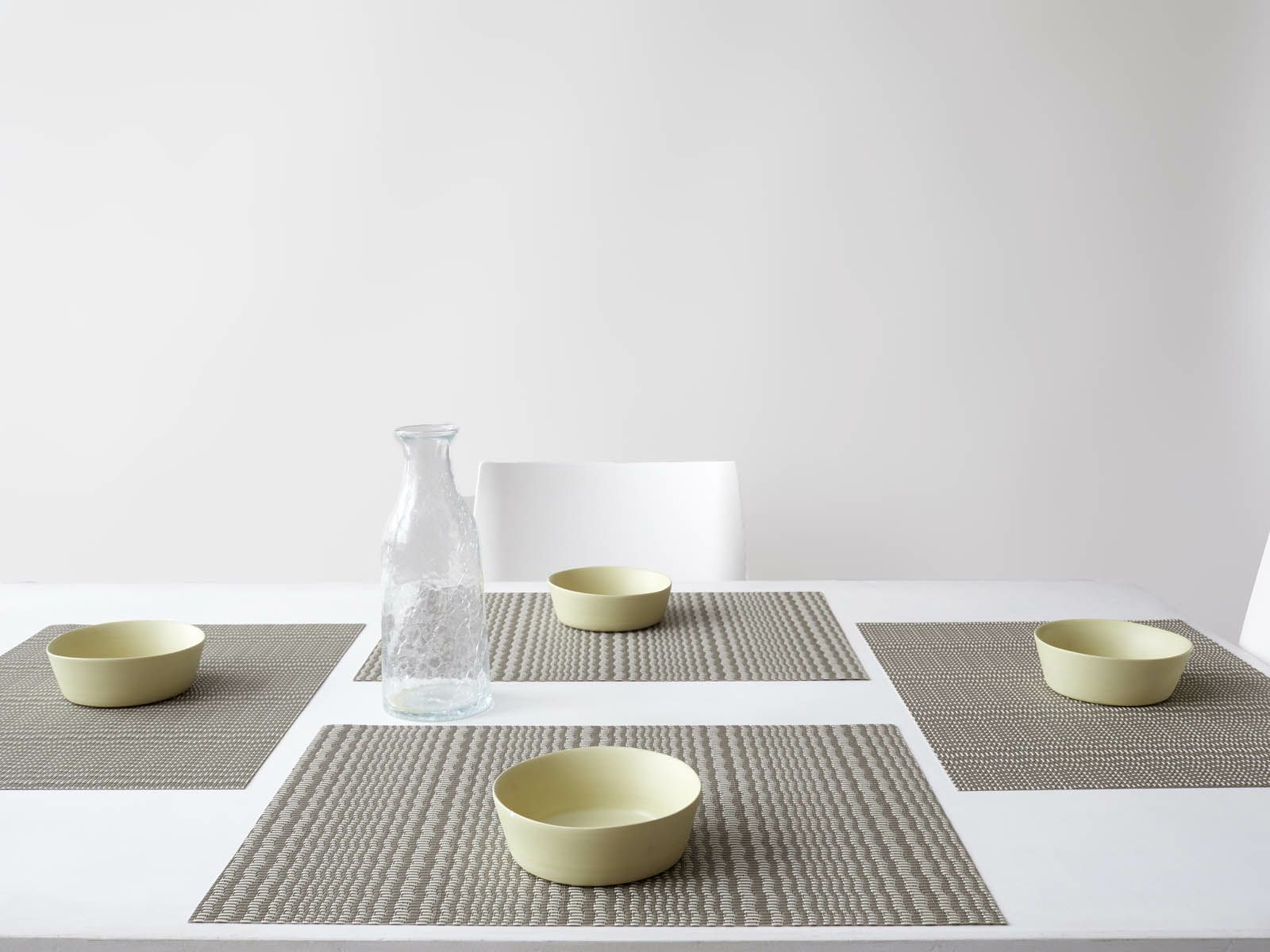 グレイのウネリのあるストライプのランチョンマット