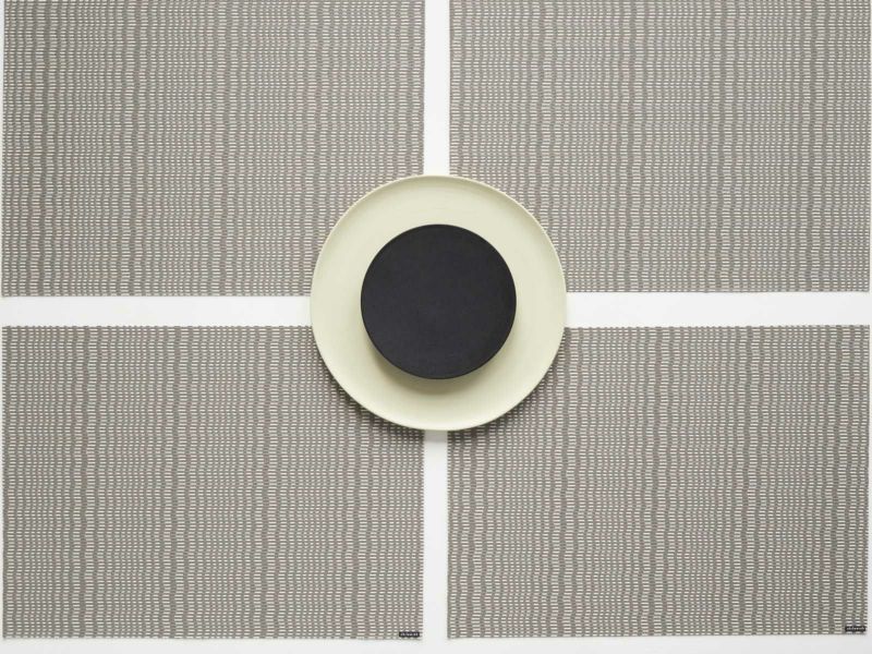 グレイのウネリのあるストライプのランチョンマット