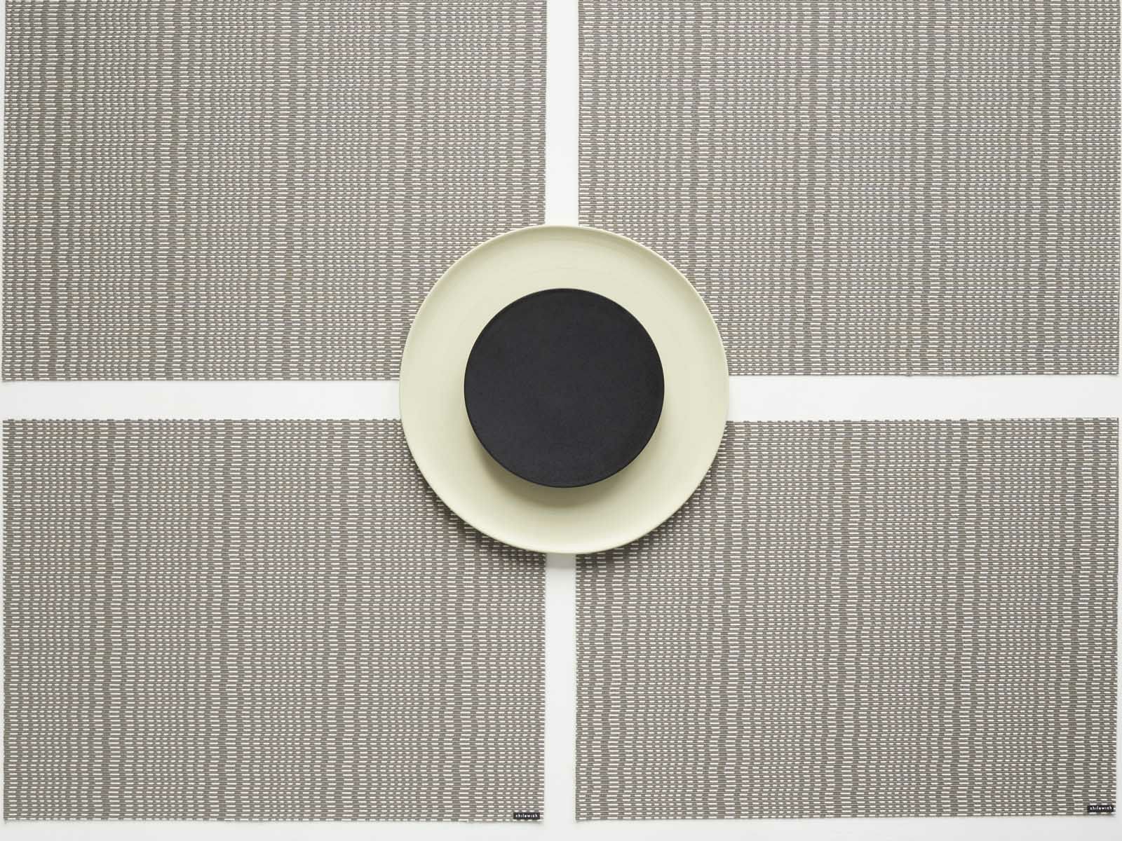 グレイのウネリのあるストライプのランチョンマット