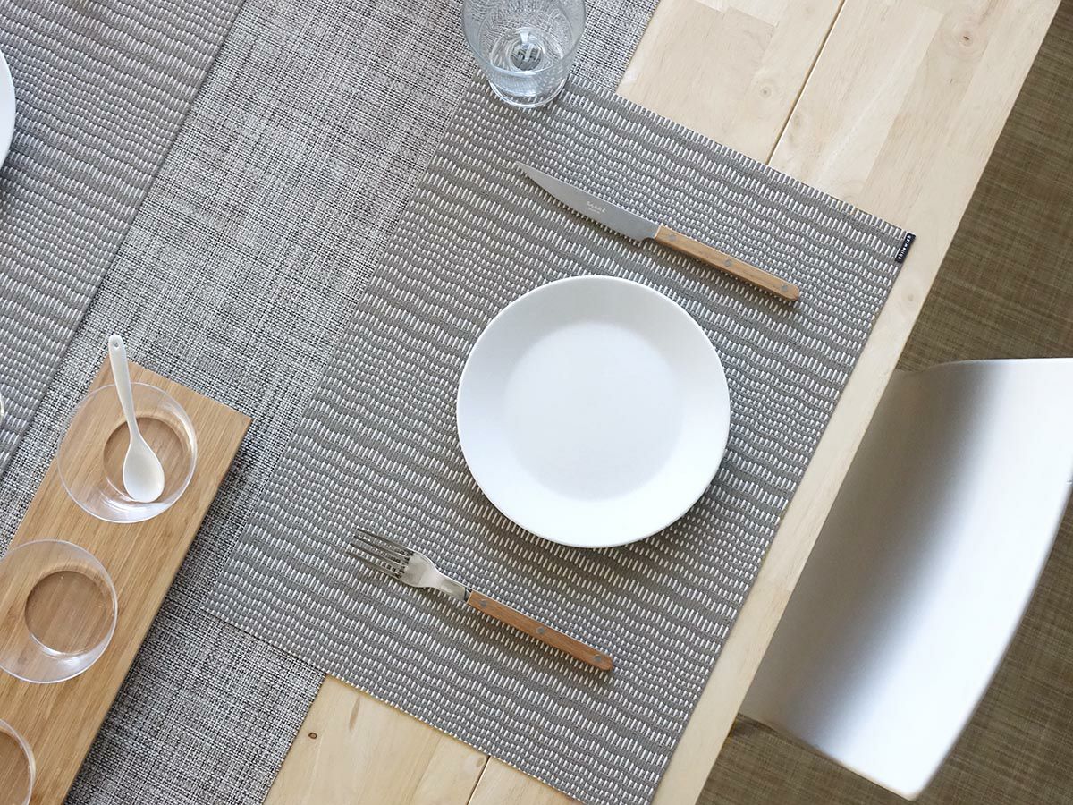 オークのテーブルに合わせたグレイのウネリのあるストライプのランチョンマット