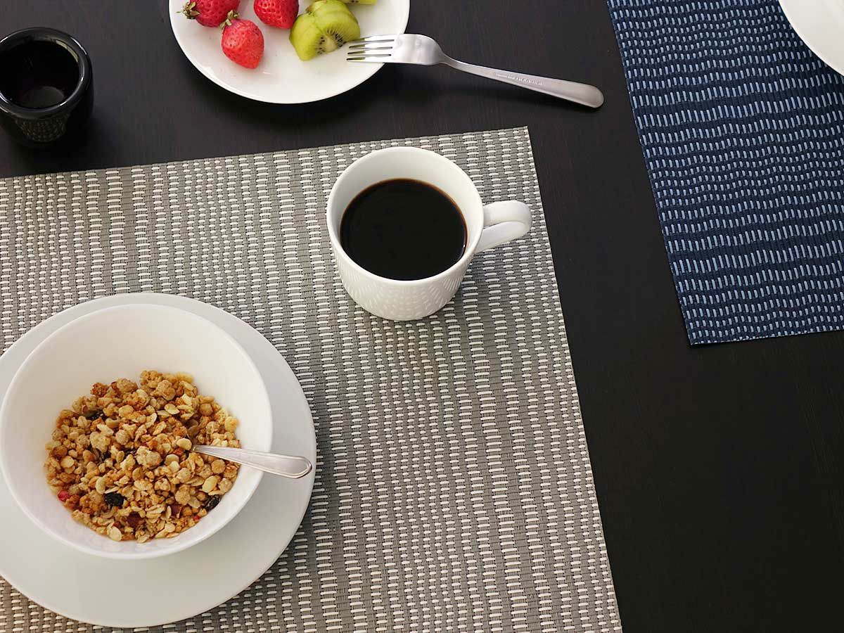 黒のテーブルに合わせたグレイのウネリのあるストライプのランチョンマット