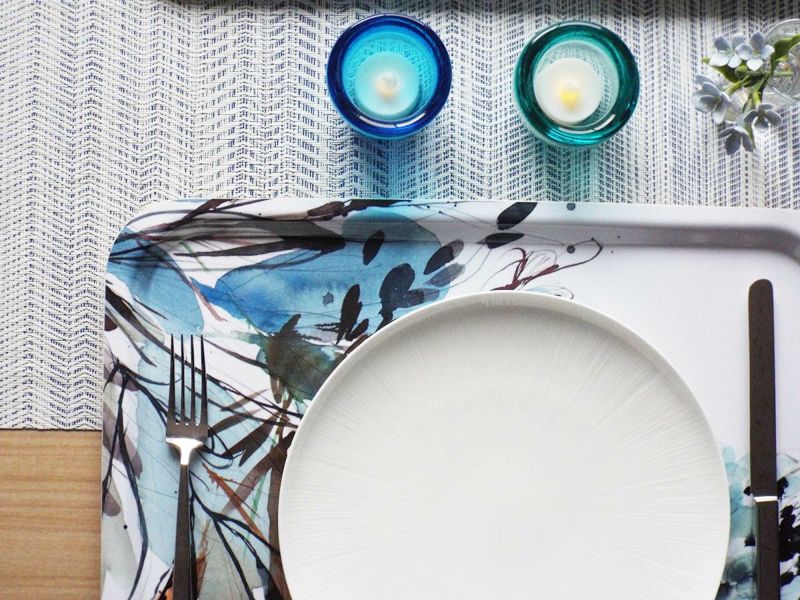 おしゃれな食卓　ガラス製のライトブルーのティーライトホルダー
