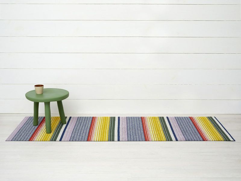 チルウィッチ・玄関マットのPop Stripe柄の61×183cm、青や黄色のカラフルなボーダーのMulti