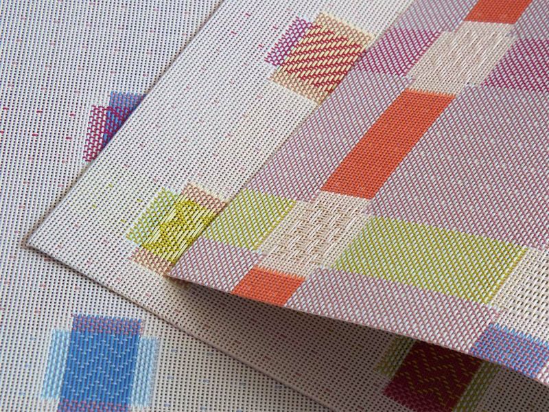 マルチカラーの刺繍模様のチルウィッチランチョンマット