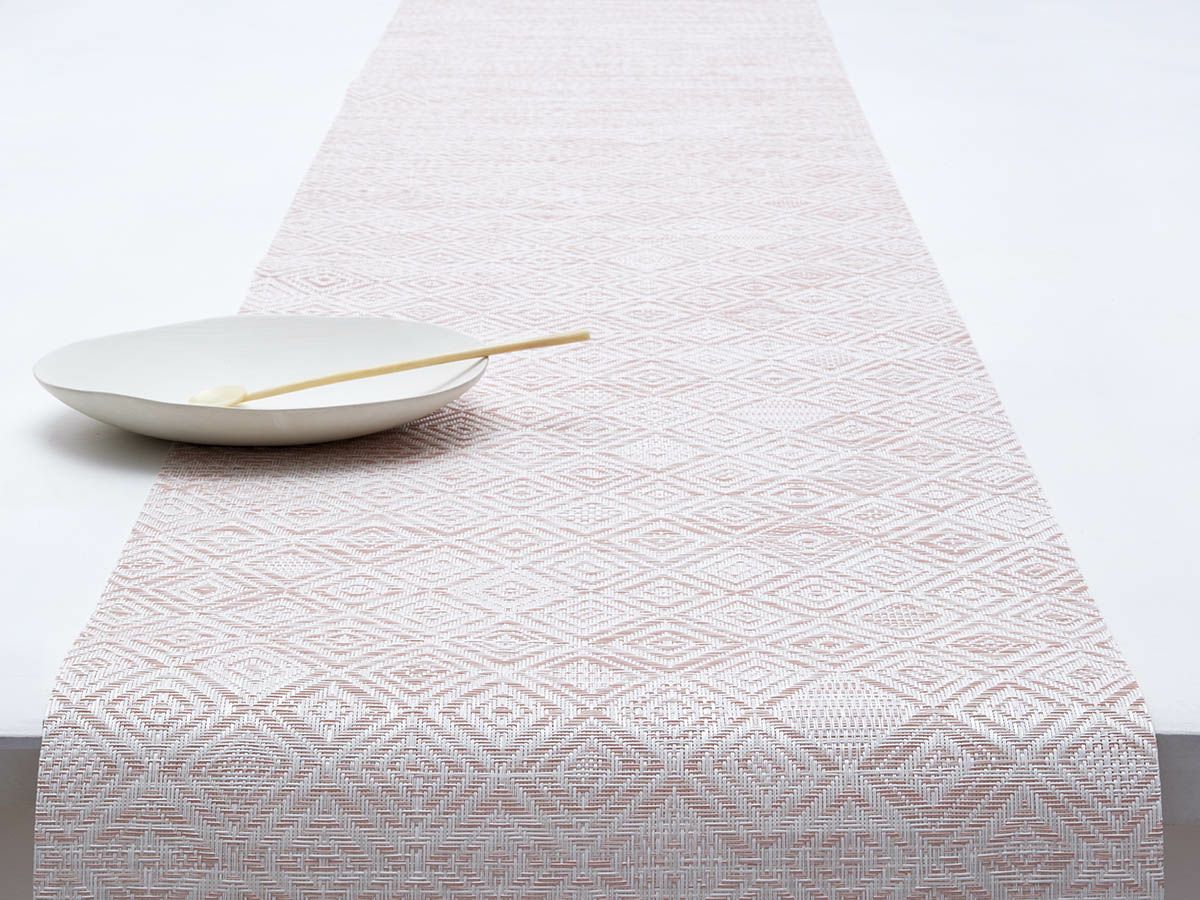 チルウィッチのモザイクパターンのピンク色のテーブルランナー