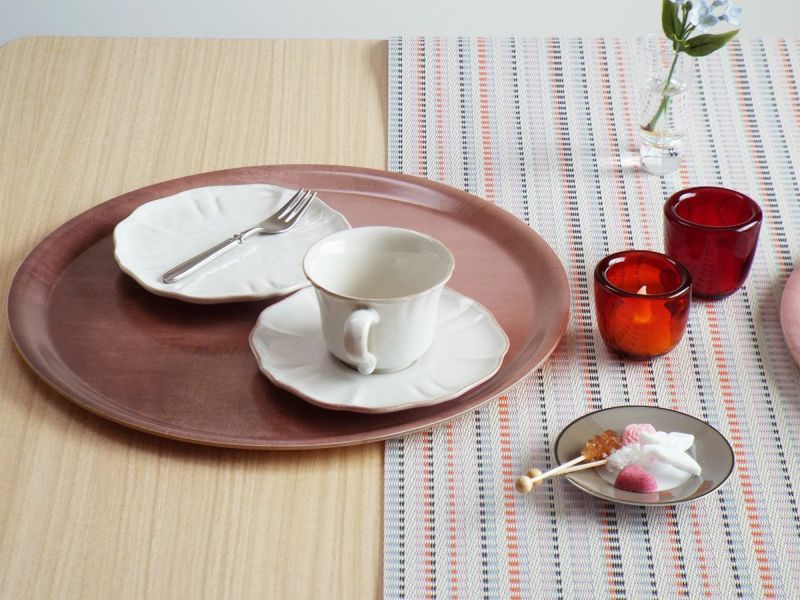 モダンアートのようなワインレッドのおしゃれに食事もできる木製トレー